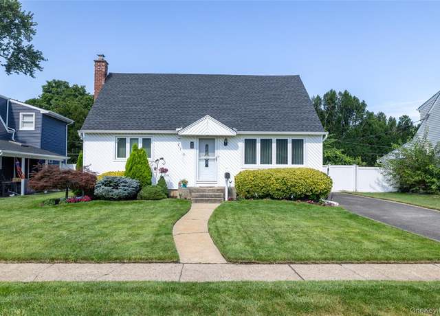 Property at 474 Kell Pl, Seaford, NY 11783, 4 beds, 2 baths