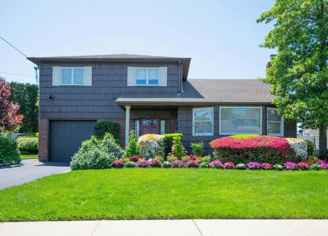 Property at 2175 Wantagh Park Dr, Wantagh, NY 11793, 4 beds, 1.5 baths