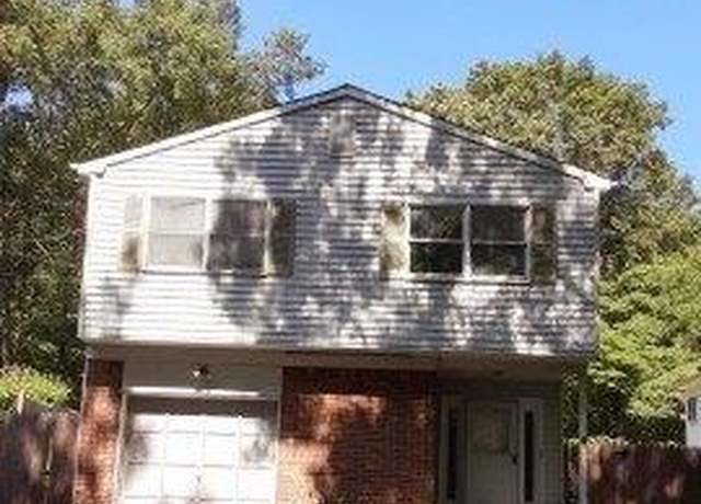 Property at 679A Meadow Rd, Smithtown, NY 11787, 5 beds, 3 baths