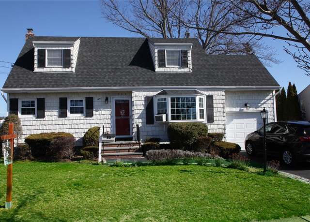 Property at 362 Violet St, Massapequa Park, NY 11762, 3 beds, 2 baths