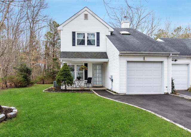 Property at 26 Lindsey Ct, Holtsville, NY 11742, 3 beds, 1.5 baths