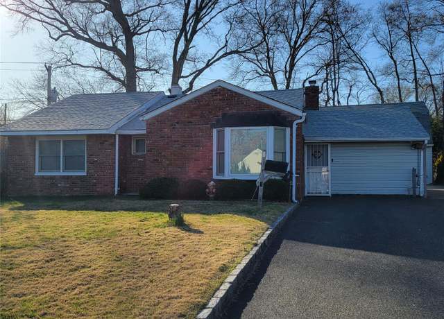 Property at 7 Mercadante Pl, Glen Cove, NY 11542, 4 beds, 1.5 baths
