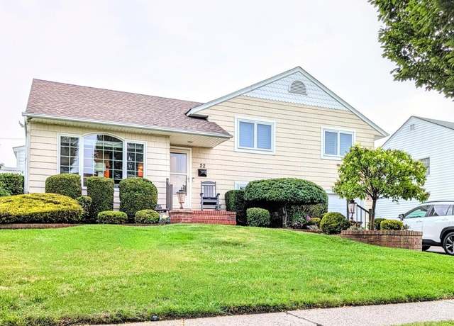 Property at 22 Pembroke Dr, Massapequa, NY 11758, 4 beds, 2.5 baths