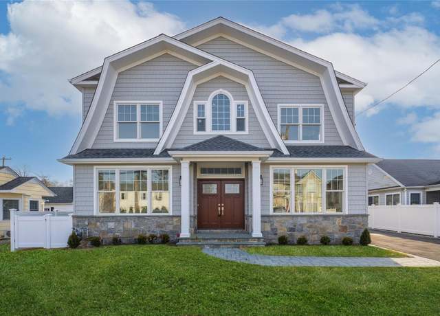 Property at 108 Linden St, Roslyn Heights, NY 11577, 4 beds, 4.5 baths