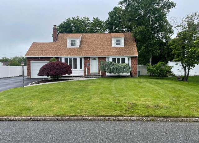Property at 24 Gaymor Ln, Commack, NY 11725, 5 beds, 2 baths