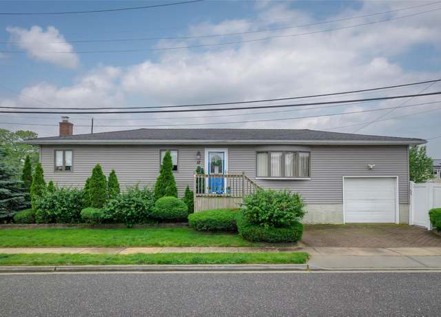 Property at 12 Roosevelt Pl, Massapequa, NY 11758, 3 beds, 2 baths