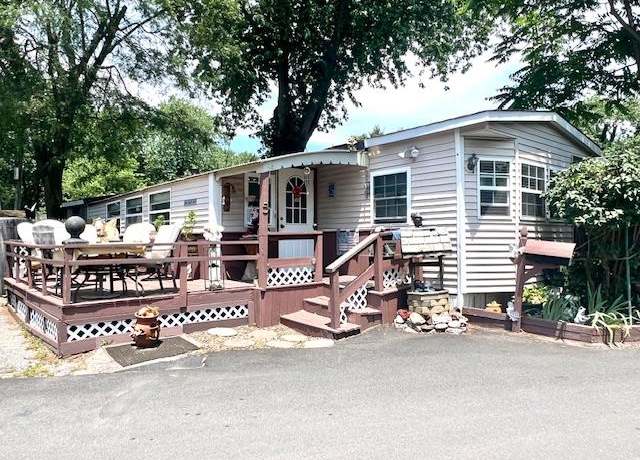 Property at 5 Elm Ave, Bay Shore, NY 11706, 2 beds, 2 baths