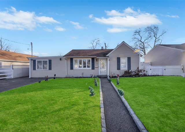 Property at 140 Birs Ave, Lindenhurst, NY 11757, 4 beds, 3 baths