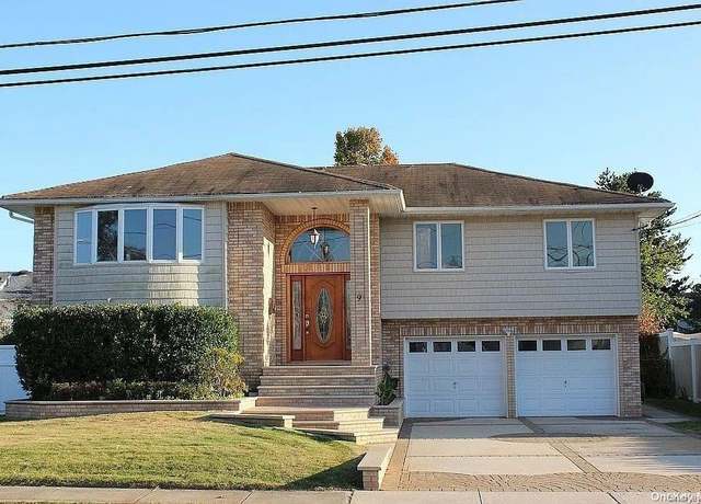 Property at 9 Comet Ln, Massapequa, NY 11758, 4 beds, 2.5 baths