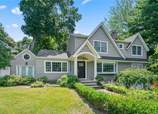 Property at 26 Valley Dr, Huntington Bay, NY 11743, 4 beds, 4.5 baths