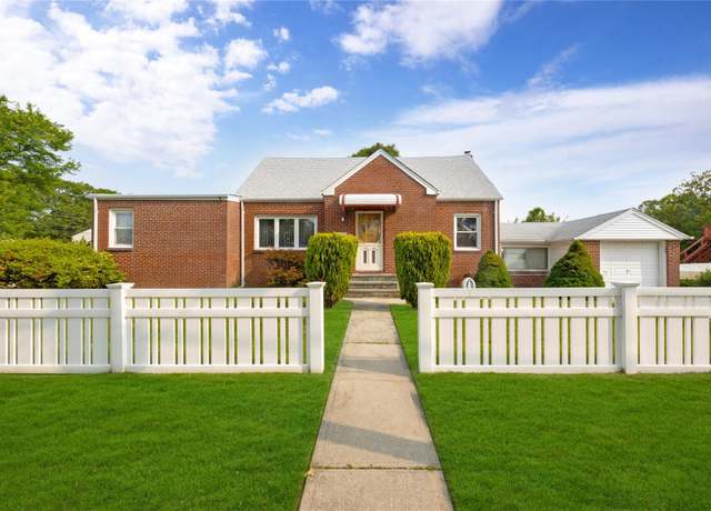 Property at 284 W Gates Ave, Lindenhurst, NY 11757, 4 beds, 2.5 baths