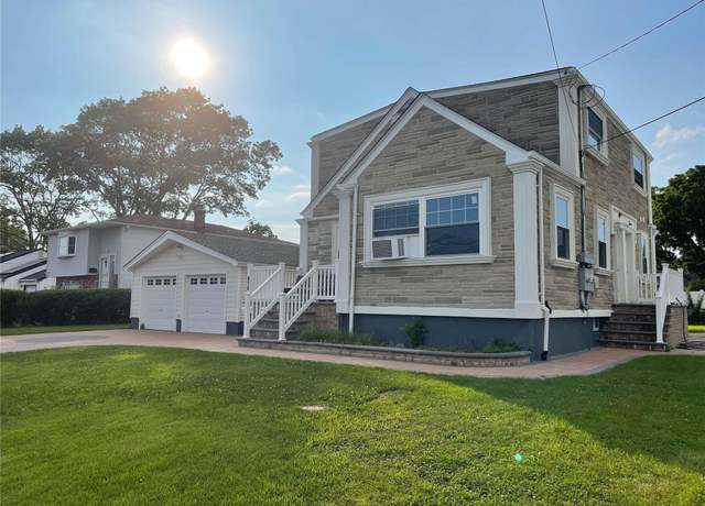 Property at 918 10th St, West Babylon, NY 11704, 4 beds, 2 baths
