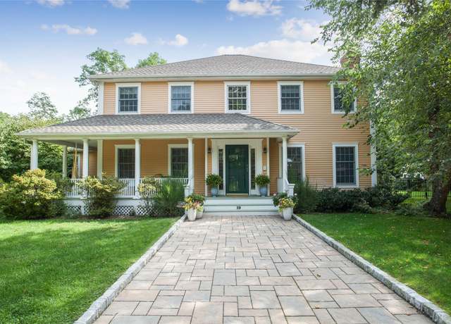 Property at 19 Oak Meadow Ln, Bellport Village, NY 11713, 5 beds, 3 baths