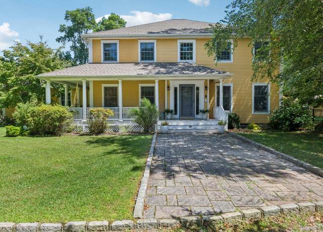 Property at 19 Oak Meadow Ln, Bellport Village, NY 11713, 5 beds, 3 baths