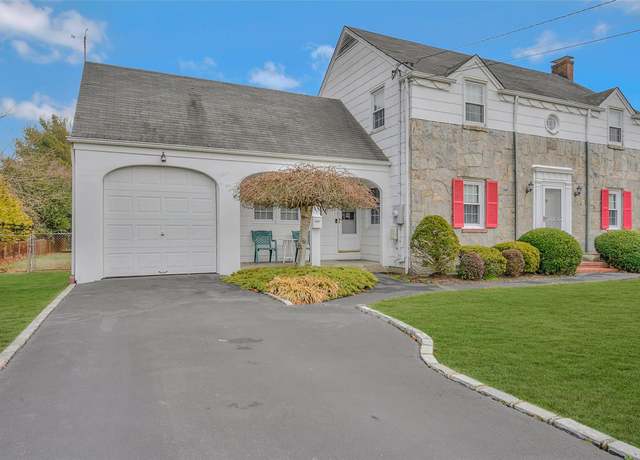 Property at 239 Greene Ave, Sayville, NY 11782, 4 beds, 1.5 baths