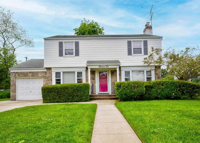 Property at 1310 Surrey Pl, Rockville Centre, NY 11570, 3 beds, 2.5 baths