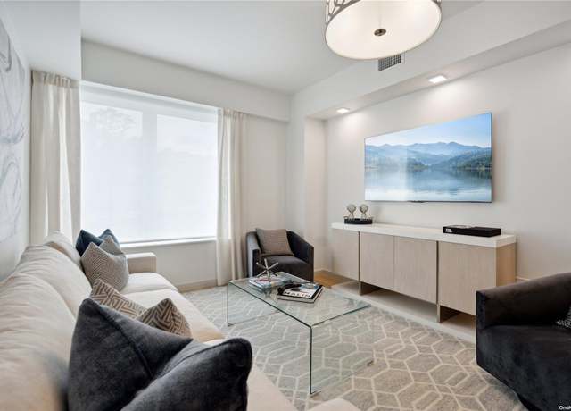 Property at 218 Middle Neck Rd #313, Great Neck, NY 11021, 2 beds, 2 baths