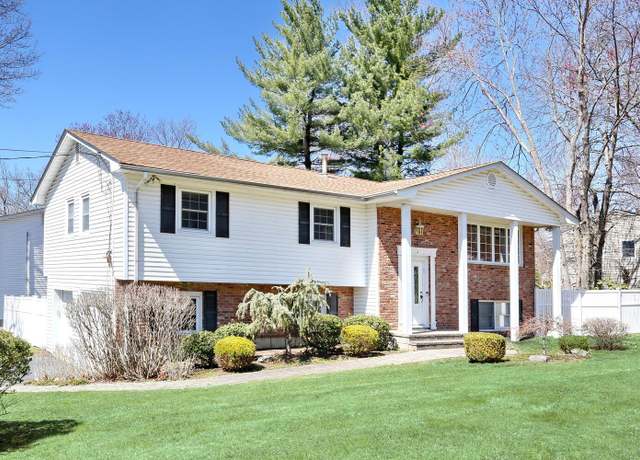 Property at 9 Crabapple Ln, Nanuet, NY 10954, 4 beds, 2.5 baths