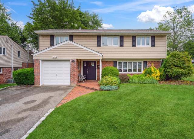Property at 9 Elaine Pl, Plainview, NY 11803, 3 beds, 2.5 baths