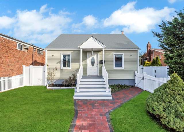 Property at 847 N Clinton Ave, Lindenhurst, NY 11757, 4 beds, 2 baths
