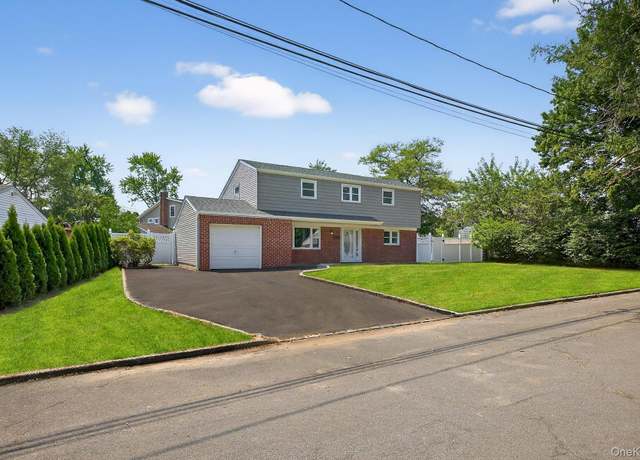 Property at 14 Elwin Pl, East Northport, NY 11731, 3 beds, 1.5 baths