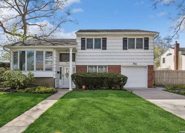 Property at 30 Oakwood Ln, Plainview, NY 11803, 3 beds, 1.5 baths