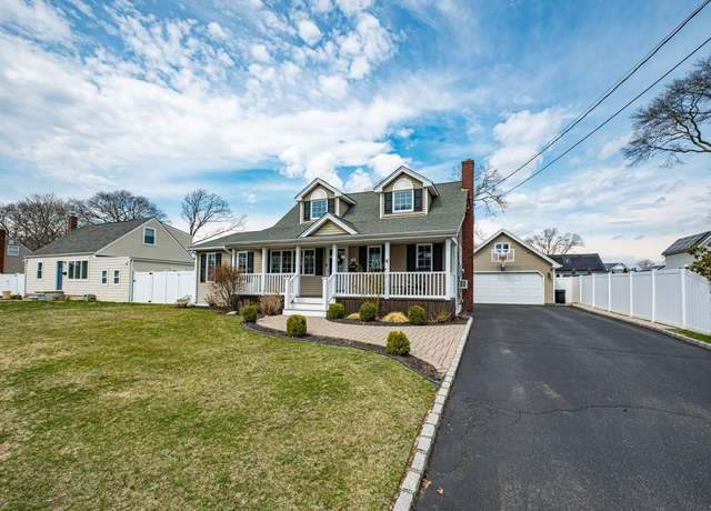 Property at 19 Elaine Dr, Sayville, NY 11782, 3 beds, 1 bath