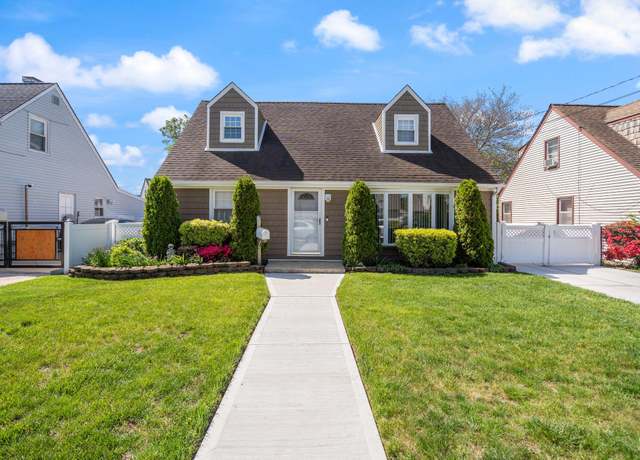 Property at 40 Pine Ln, Valley Stream, NY 11581, 4 beds, 2 baths