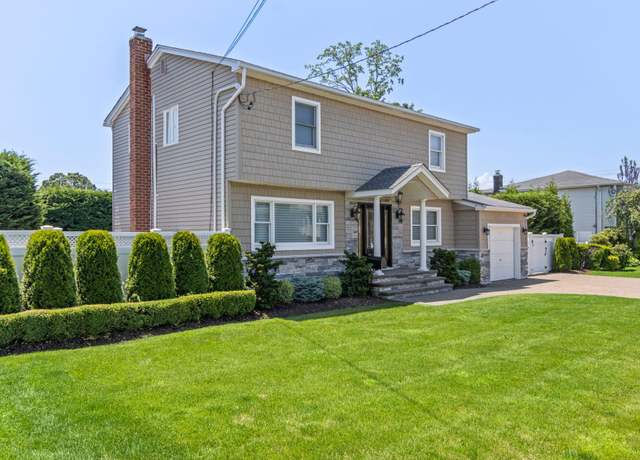 Property at 5 Miami Rd, Bethpage, NY 11714, 3 beds, 2.5 baths