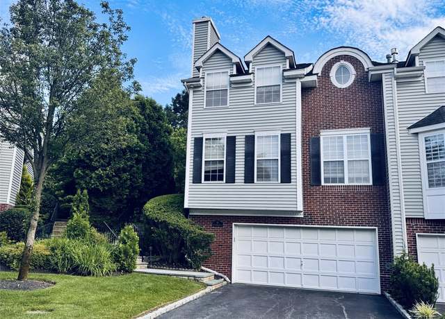 Property at 93 Paddington Cir, Smithtown, NY 11787, 3 beds, 3.5 baths