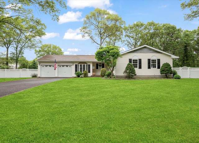 Property at 15 Maria Ct, Holbrook, NY 11741, 3 beds, 1.5 baths