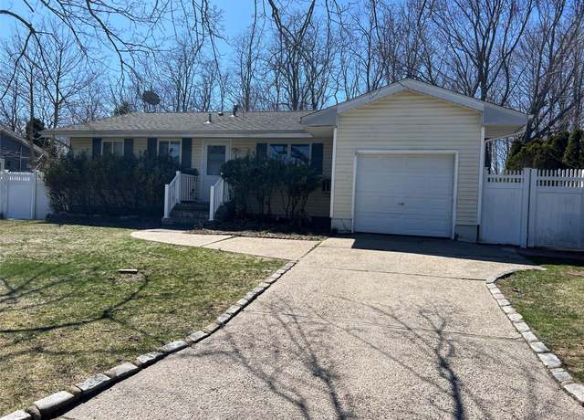 Property at 118 Montrose Dr, Port Jefferson Station, NY 11776, 3 beds, 2.5 baths