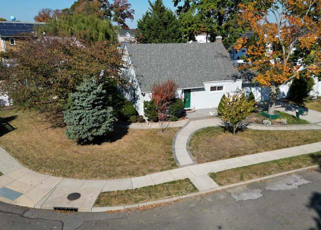 Property at 960 Holly Ct, Franklin Square, NY 11010, 4 beds, 2 baths