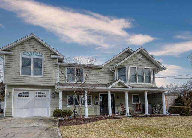 Property at 103 Dale Dr, Oakdale, NY 11769, 3 beds, 2 baths