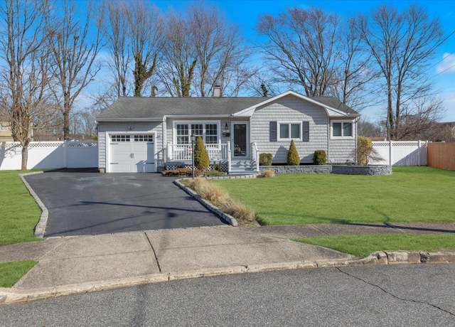 Property at 10 Cinque Ct, Bayport, NY 11705, 3 beds, 2.5 baths
