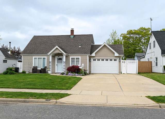 Property at 14 Daisy Ln, Levittown, NY 11756, 3 beds, 2 baths