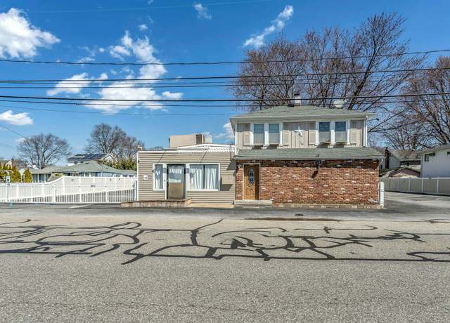 Property at 150 N Delaware Ave, Lindenhurst, NY 11757, 2 beds, 1 bath