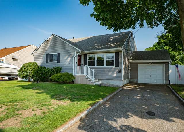 Property at 17 Abbott St, West Babylon, NY 11704, 4 beds, 2 baths