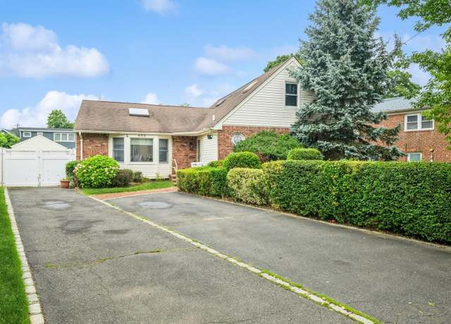 Property at 405 Waukena Ave, Oceanside, NY 11572, 5 beds, 3 baths