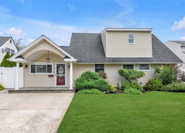Property at 17 Topper Ln, Levittown, NY 11756, 3 beds, 2 baths