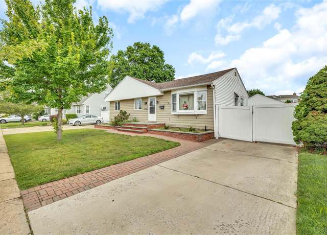 Property at 3965 Maywood Dr, Seaford, NY 11783, 3 beds, 2 baths