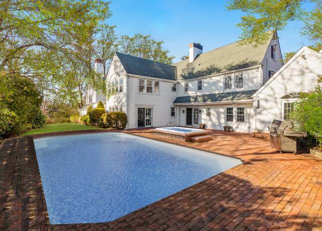 Property at 20 Ridge Dr W, Great Neck, NY 11021, 6 beds, 5.5 baths