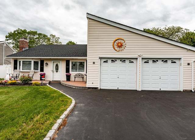 Property at 20 Nantucket Dr, Medford, NY 11763, 2 beds, 1 bath