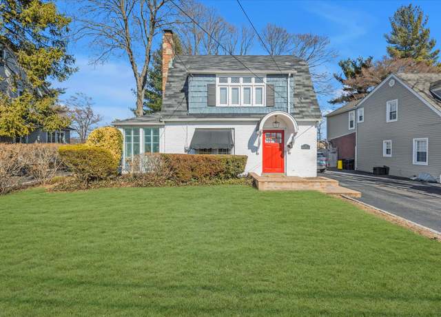 Property at 18 Woodbury Way, Syosset, NY 11791, 4 beds, 2 baths
