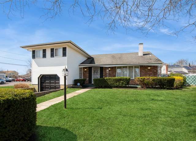 Property at 256 Leaf Ave, Central Islip, NY 11722, 3 beds, 1.5 baths