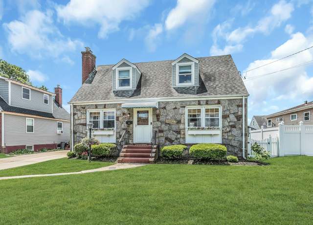 Property at 535 S 1st St, Lindenhurst, NY 11757, 3 beds, 2 baths