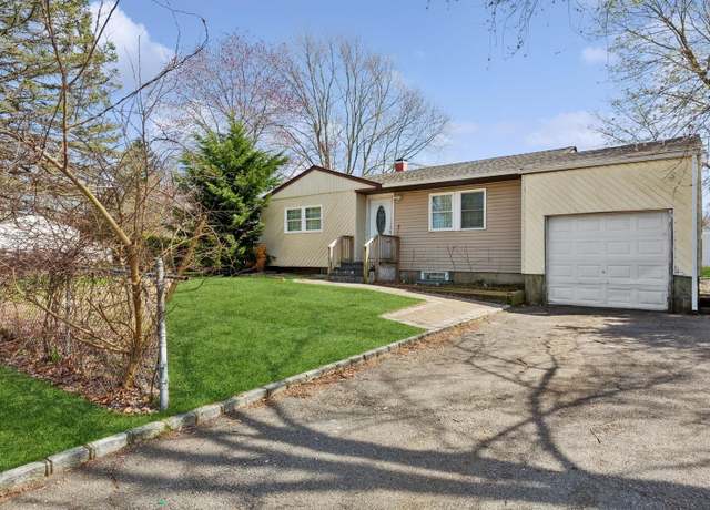 Property at 270 Louise Ave, East Patchogue, NY 11772, 4 beds, 2 baths