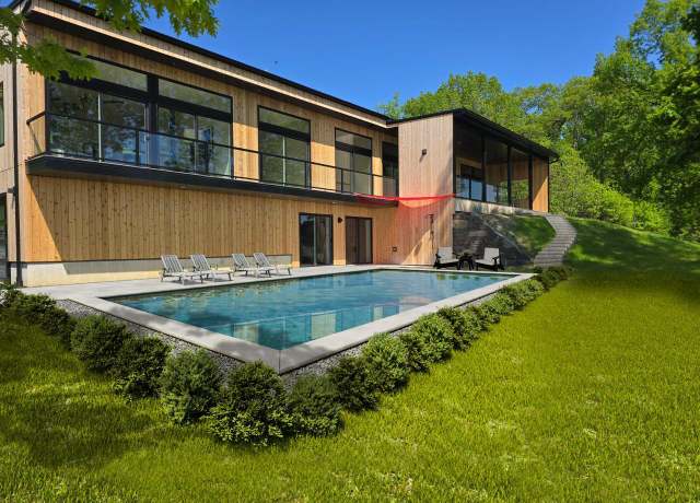 Property at 8 River Vista Dr, Marlboro, NY 12542, 3 beds, 3 baths