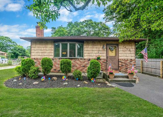 Property at 1465 Ocean Ave, Bohemia, NY 11716, 3 beds, 1 bath