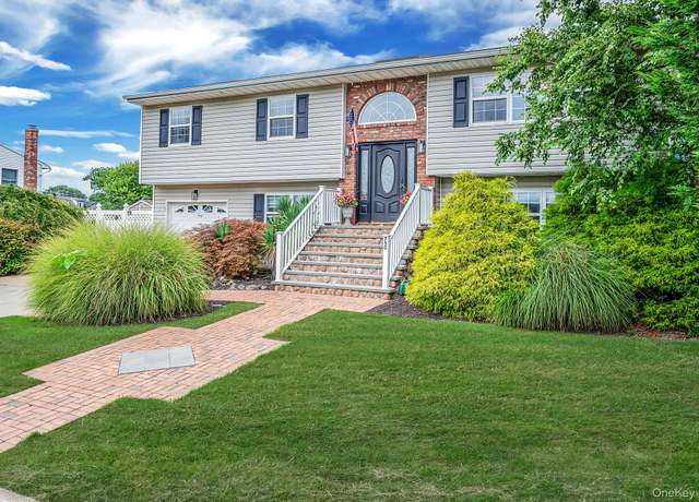 Property at 750 Hancock Pl, Lindenhurst, NY 11757, 4 beds, 3 baths